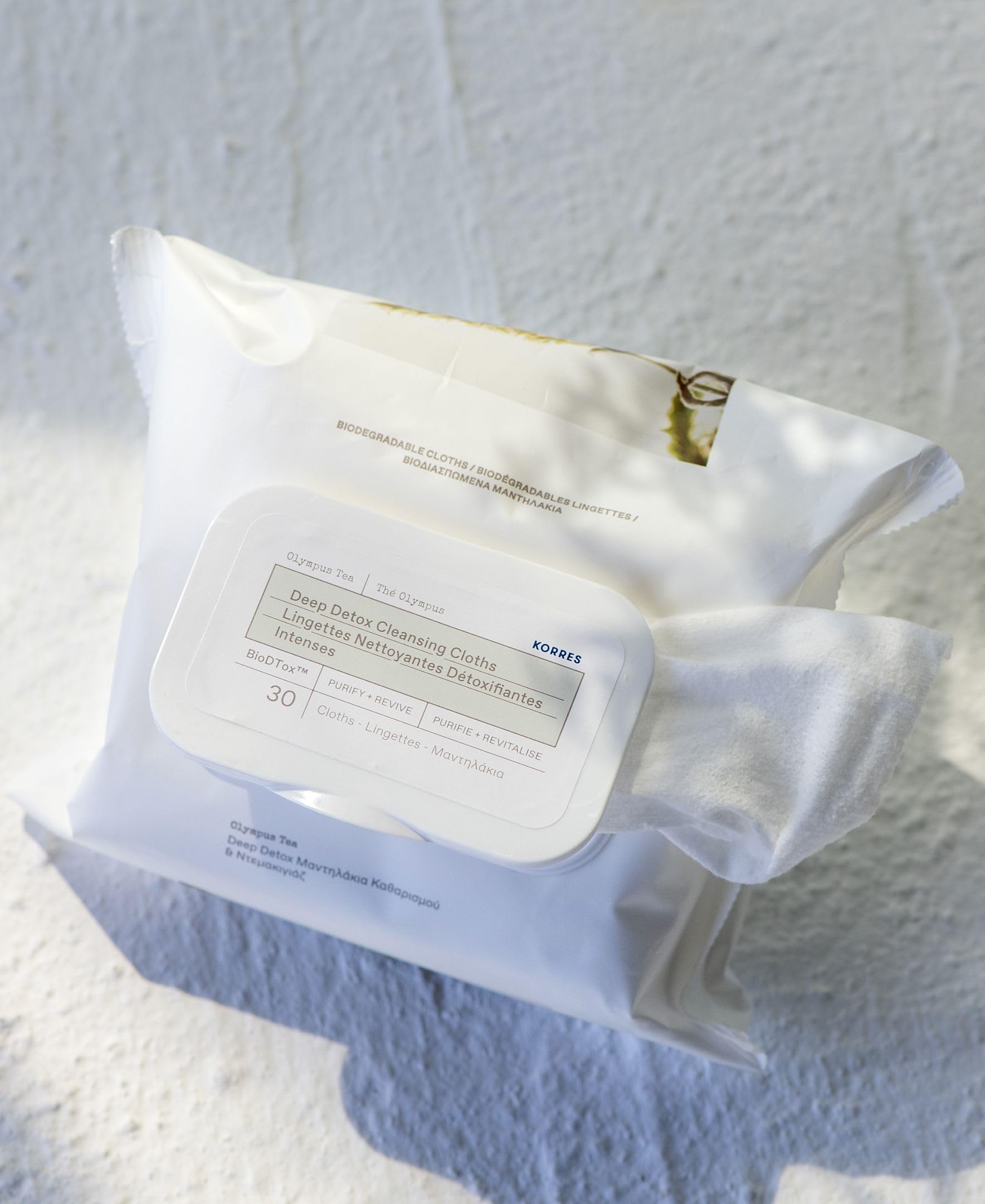 Lingettes nettoyage-pores Olympus Tea de KORRES apaisent et équilibrent la peau après l'entraînement.