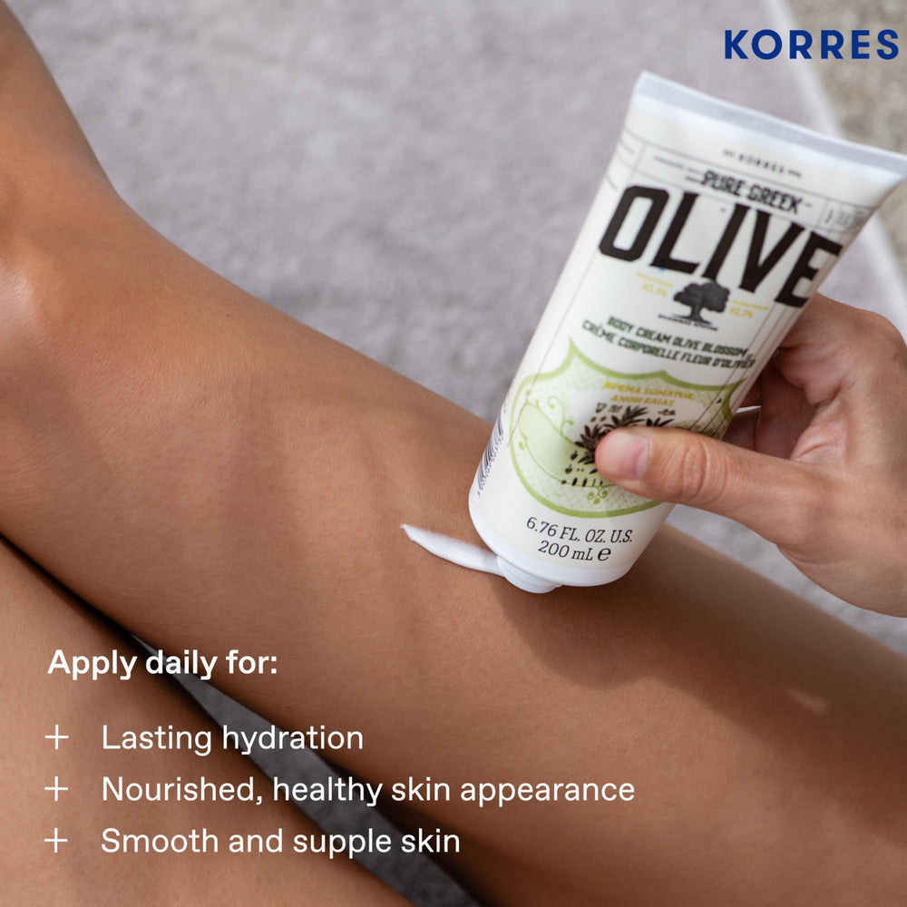 Moment de soin après douche avec la crème corps KORRES pour peau souple.