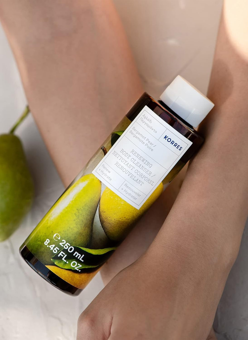 KORRES Nettoyant bergamote-poire, texture mousse généreuse pour une douche douce.