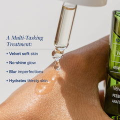 Goutte appliquée de KORRES Velvet Skin Drink pour une hydratation ciblée