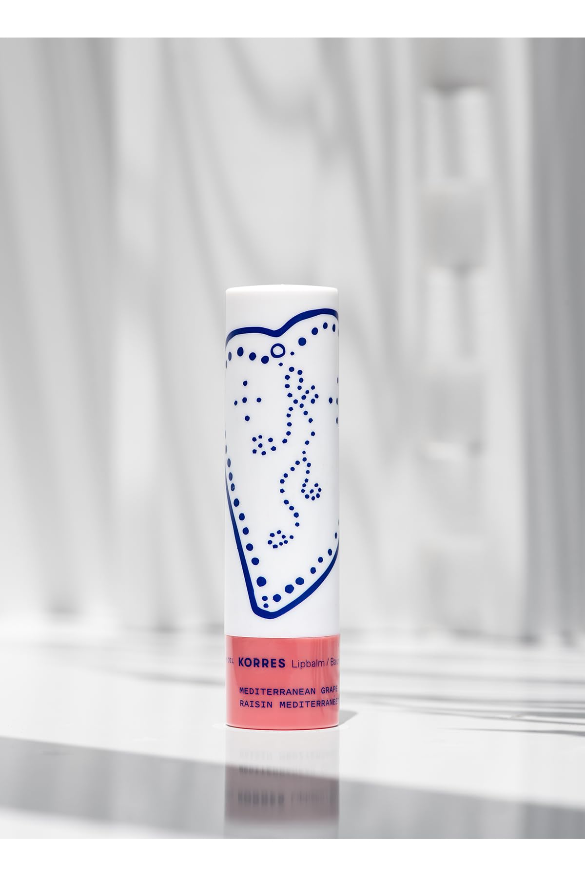 Korres Baume Lèvres Stick Application portable et pratique.