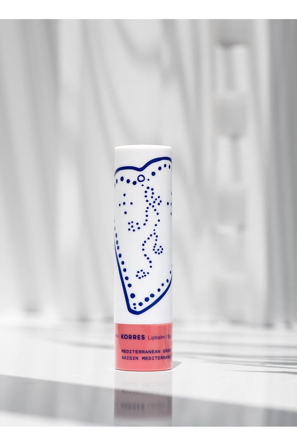 Korres Baume Lèvres Stick Application portable et pratique.