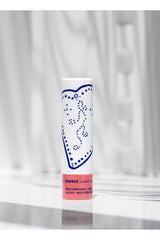 Korres Baume Lèvres Stick Application portable et pratique.