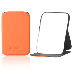 Miroir Korutomi de poche ultrafin orange pour retouches rapides en déplacement.