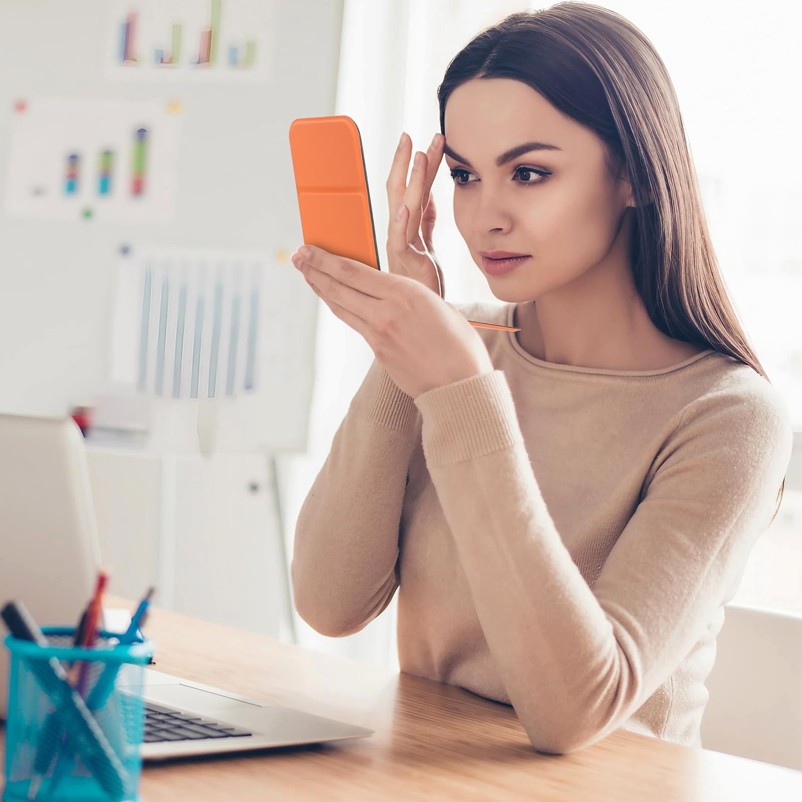 Miroir Korutomi polyvalent orange pour soins quotidiens et maquillage.