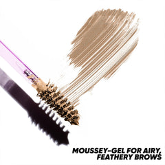 Kosas gel teinté pour sourcils avec brosse levée, pour soulever les poils et ajouter du volume.