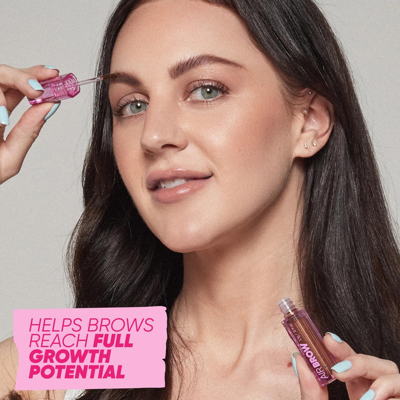 Kosas Air Brow Gel finition lumineuse qui capte la lumière.