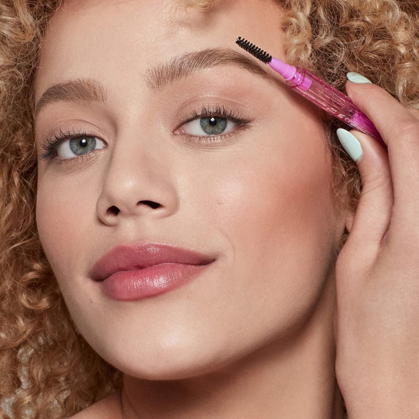Kosas Brow Pop formule avec l’huile de ricin pour nourrir les sourcils.
