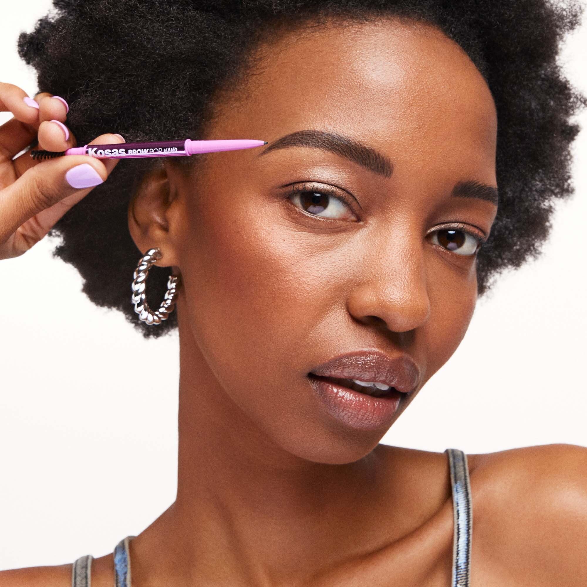 Kosas Brow Pop Nano: tenue longue durée sans bavure toute la journée.