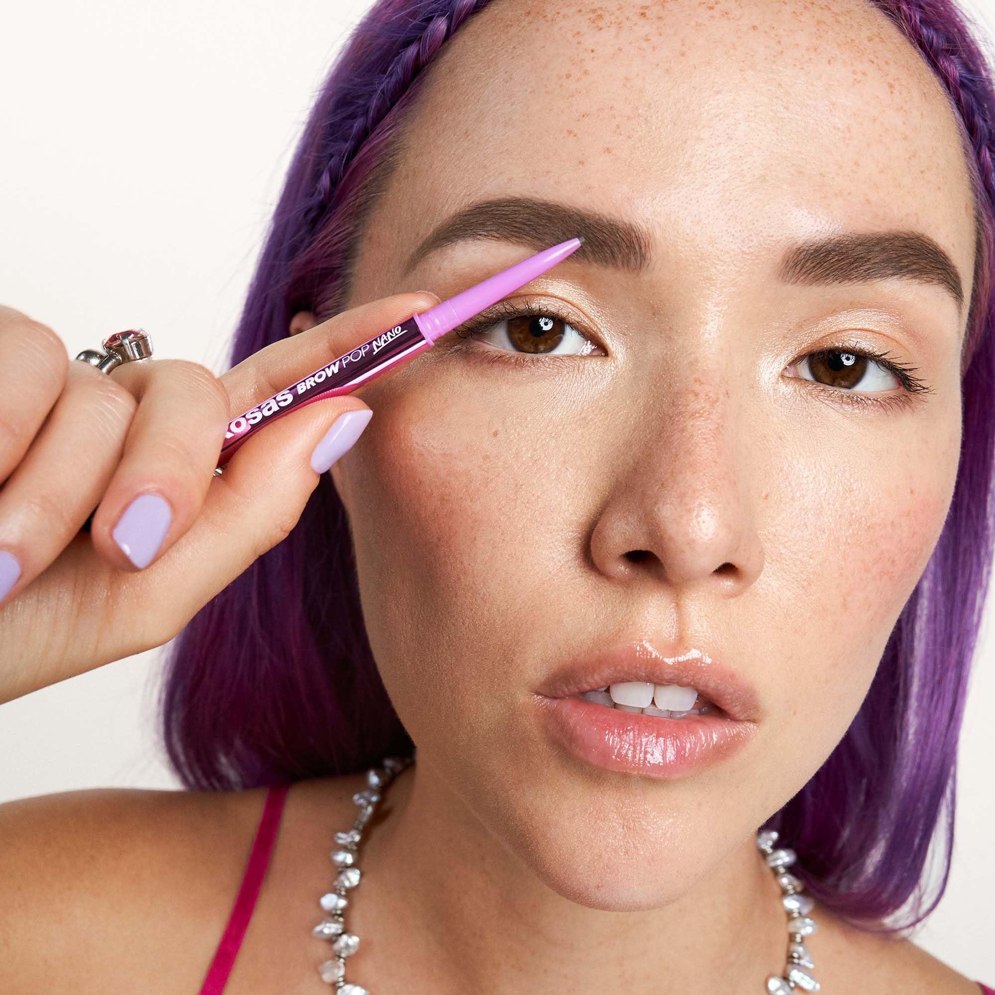 Kosas Brow Pop Nano facilite le tracé fin de chaque poil.