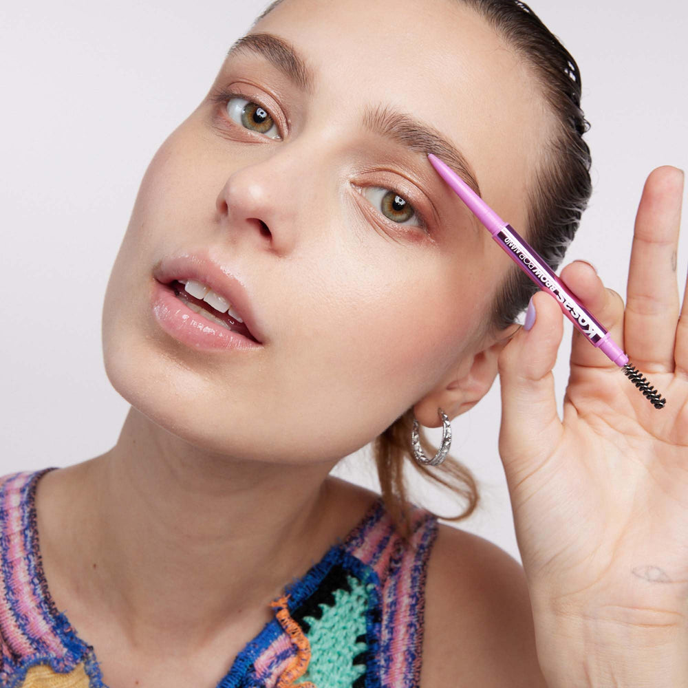 Kosas Brow Pop Nano usage-quotidien simplifie le remplissage et la définition des sourcils.
