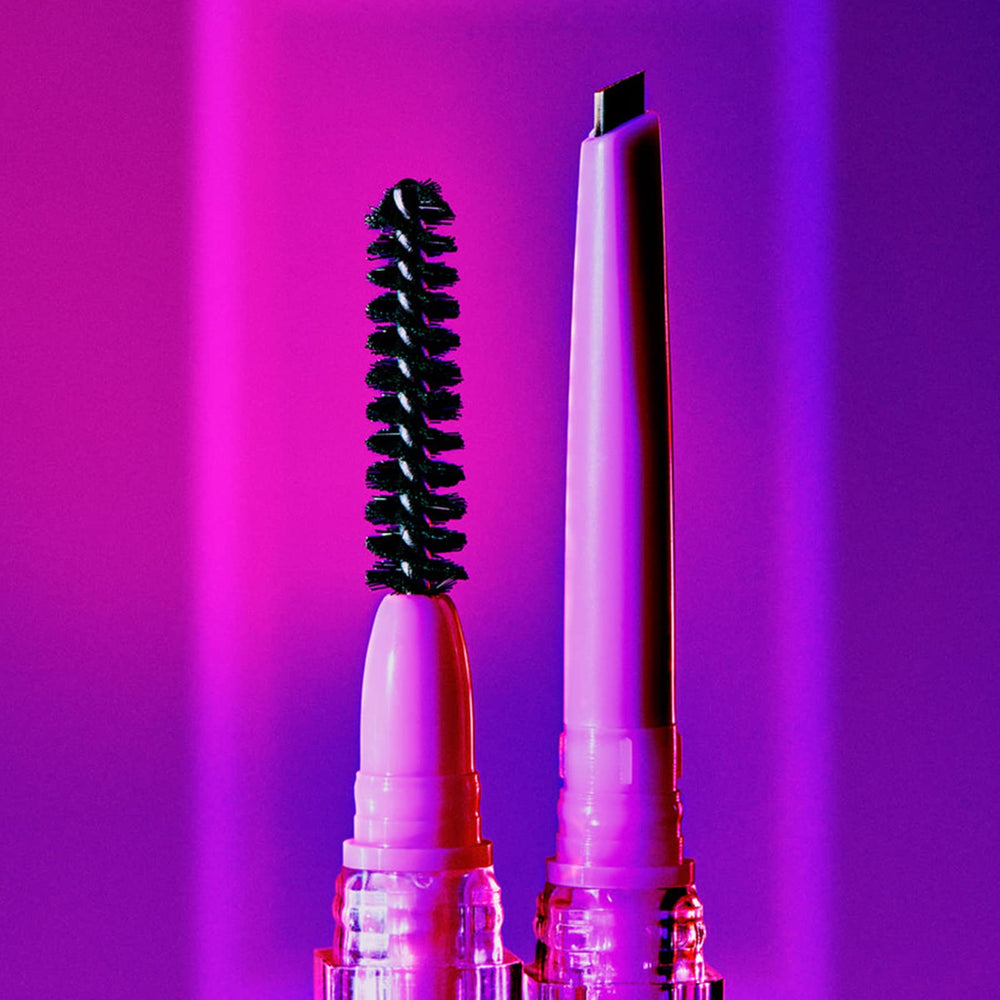 Kosas Brow Pop teinte taupe adaptée à une apparence naturelle et polyvalente.