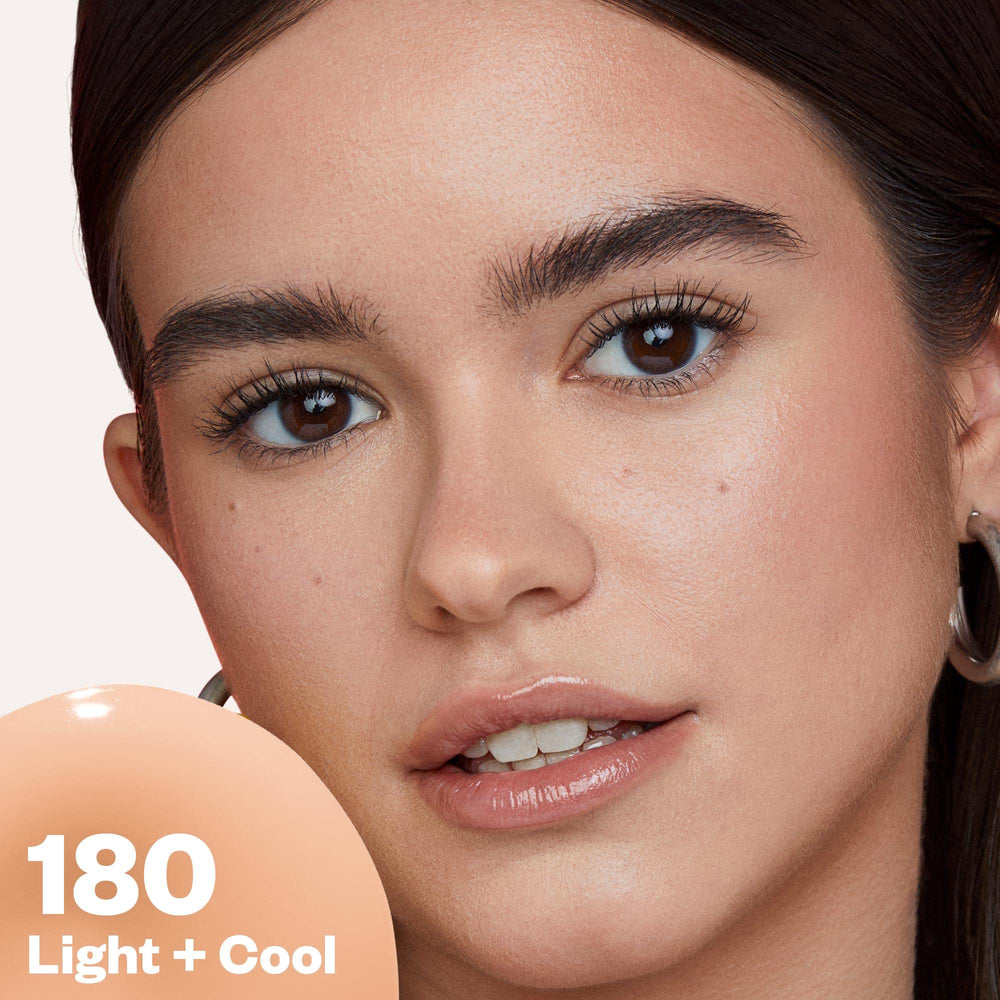 Kosas Revealer présente une texture soyeuse prête pour une application légère et naturelle.