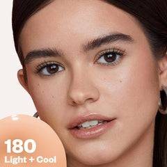 Kosas Revealer présente une texture soyeuse prête pour une application légère et naturelle.