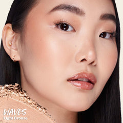 Kosas Sun Show Glowy Warmth – aperçu teinte sur la joue pour un éclat naturel