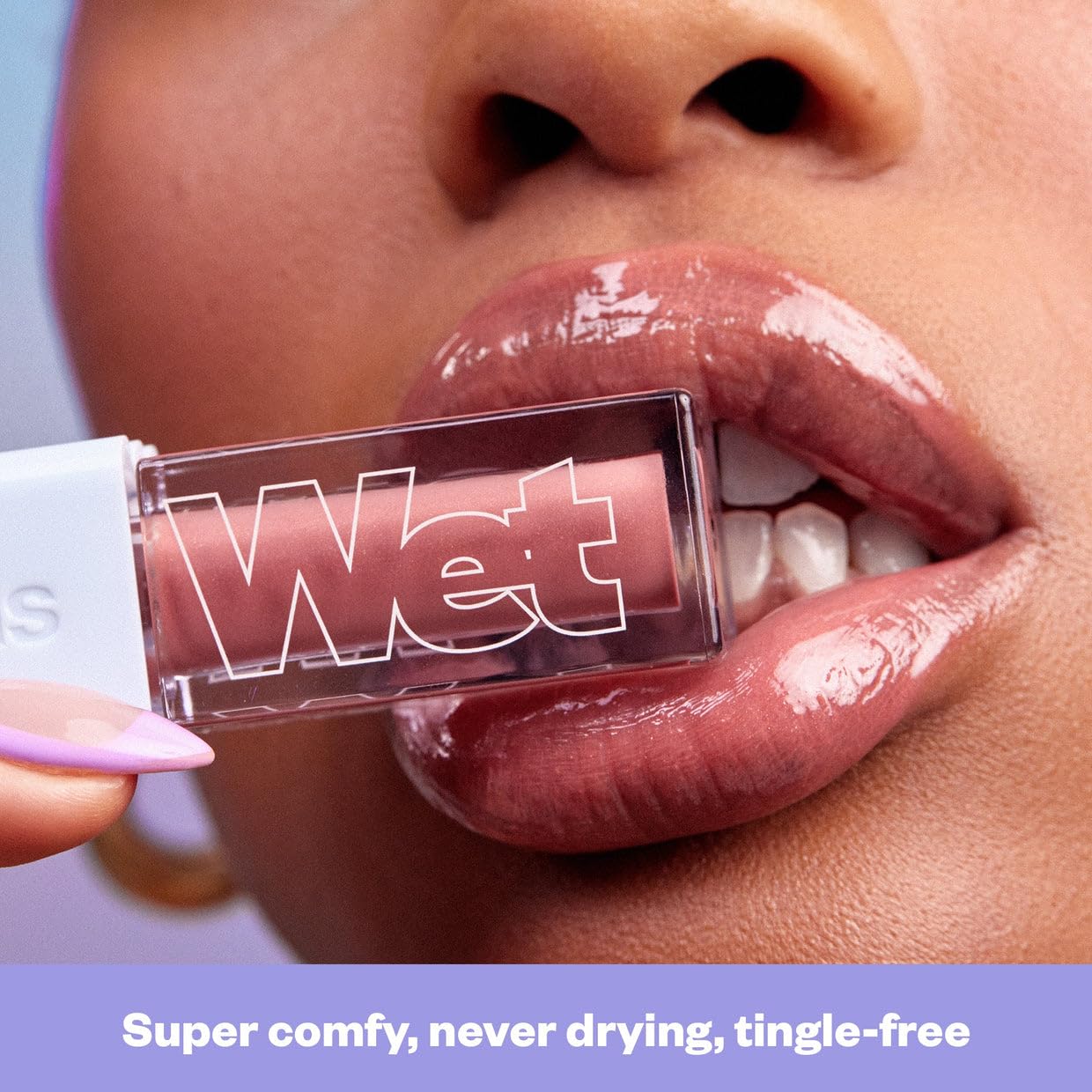 Kosas Wet Lip Oil Gloss peut se superposer sur un rouge pour plus d’intensité.