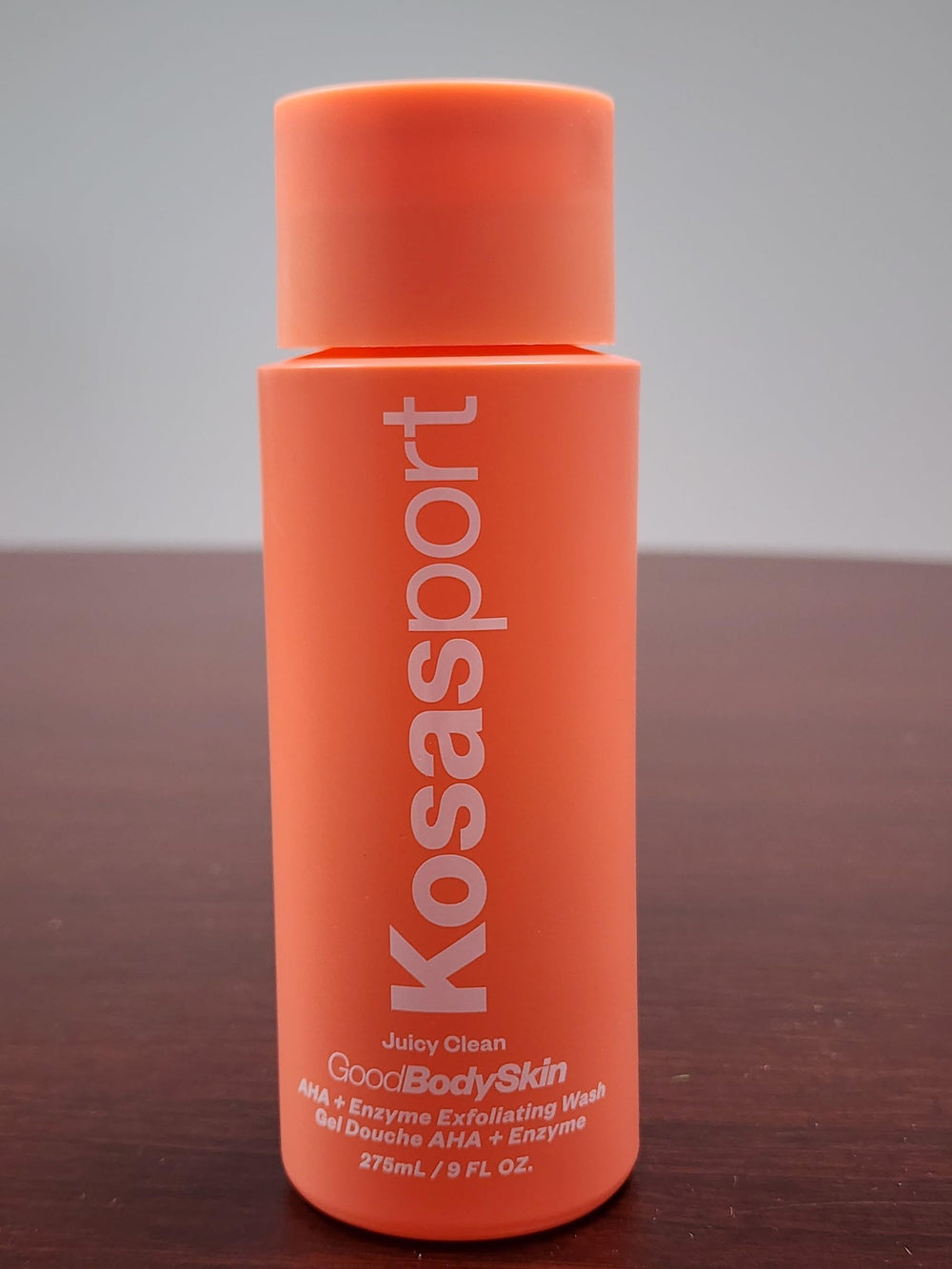 Kosasport mousse légère lave sans dessécher, peau nette et souple.