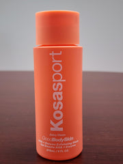 Kosasport mousse légère lave sans dessécher, peau nette et souple.