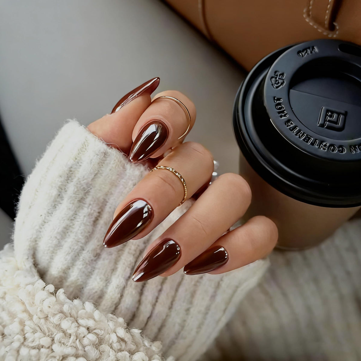 KQueenest chrome marron: ongles en amande moyenne avec reflet miroir pour un look sophistiqué.