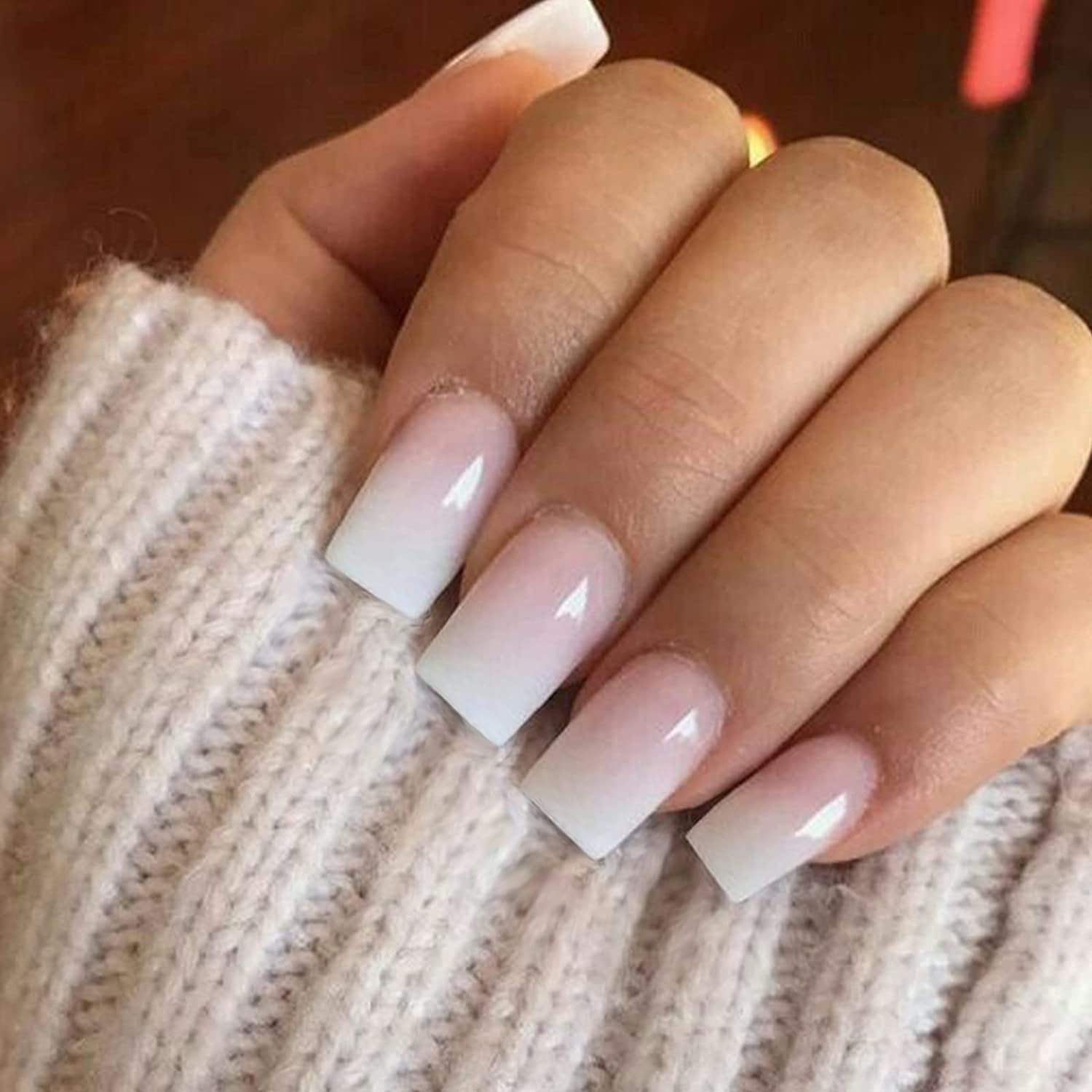 KQueenest Ombre Pink, ongles press-on courts, effet élégant et rapide à obtenir.