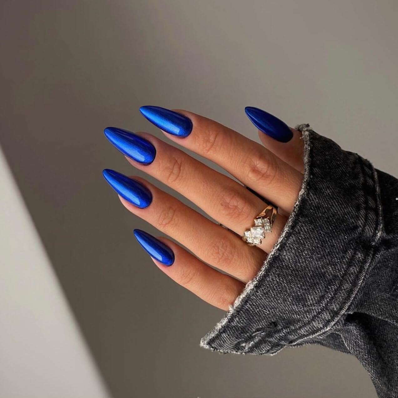 Ongles adhésifs KQueenest bleu chrome amande moyen, look élégant et rapide.