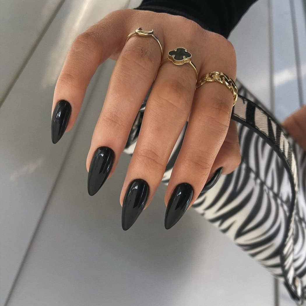 Ongles adhésifs noirs KQueenest en forme amande moyenne, style élégant et durable.