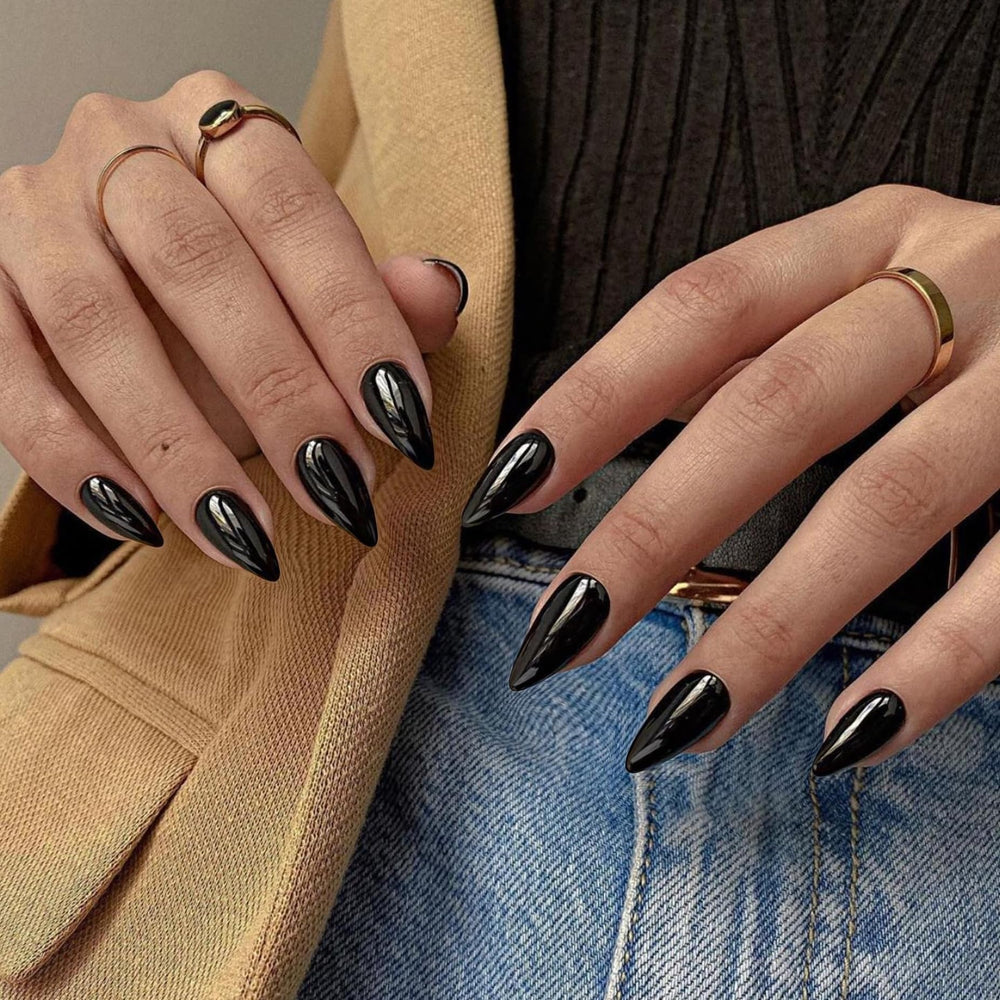 Application rapide des ongles adhésifs noirs pour gagner du temps.