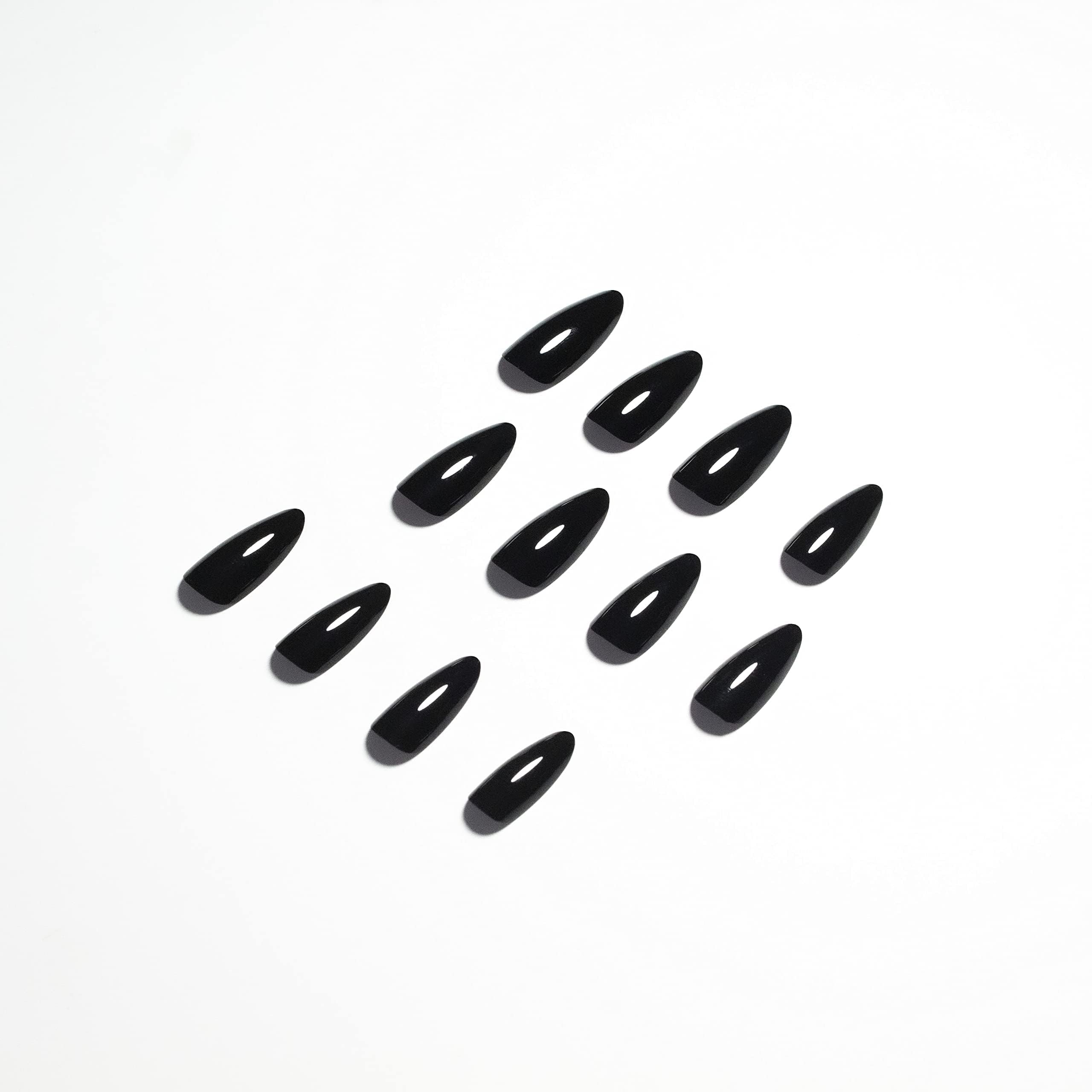 Ongles noirs KQueenest avec revêtement UV protecteur pour une protection durable.