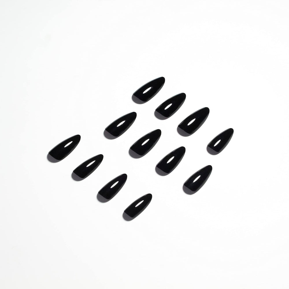 Ongles noirs KQueenest avec revêtement UV protecteur pour une protection durable.