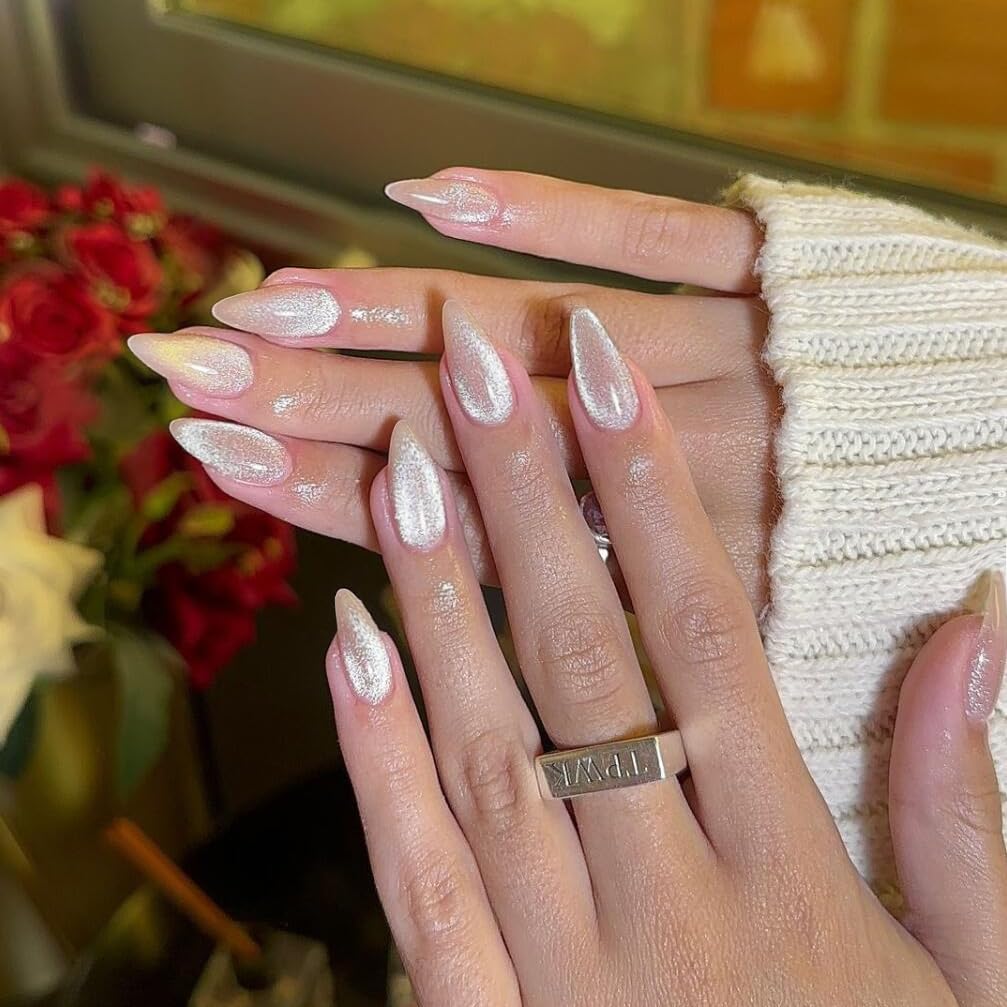 Ongles KQueenest étincelants œil-de-chat en amande courte pour un look glamour.