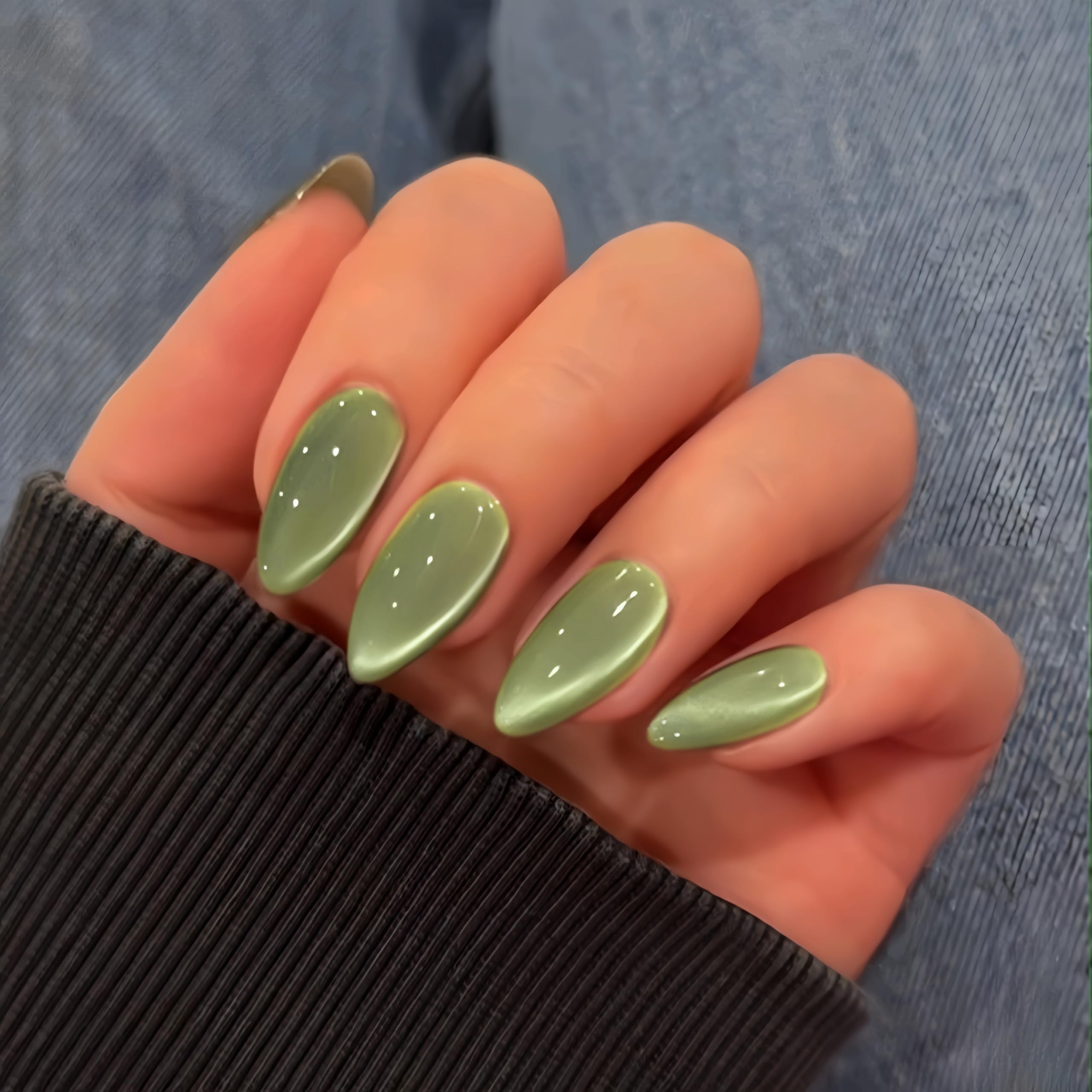 Ongles KQueenest avec effet oeil-de-chat vert sauge en forme amande, look élégant.