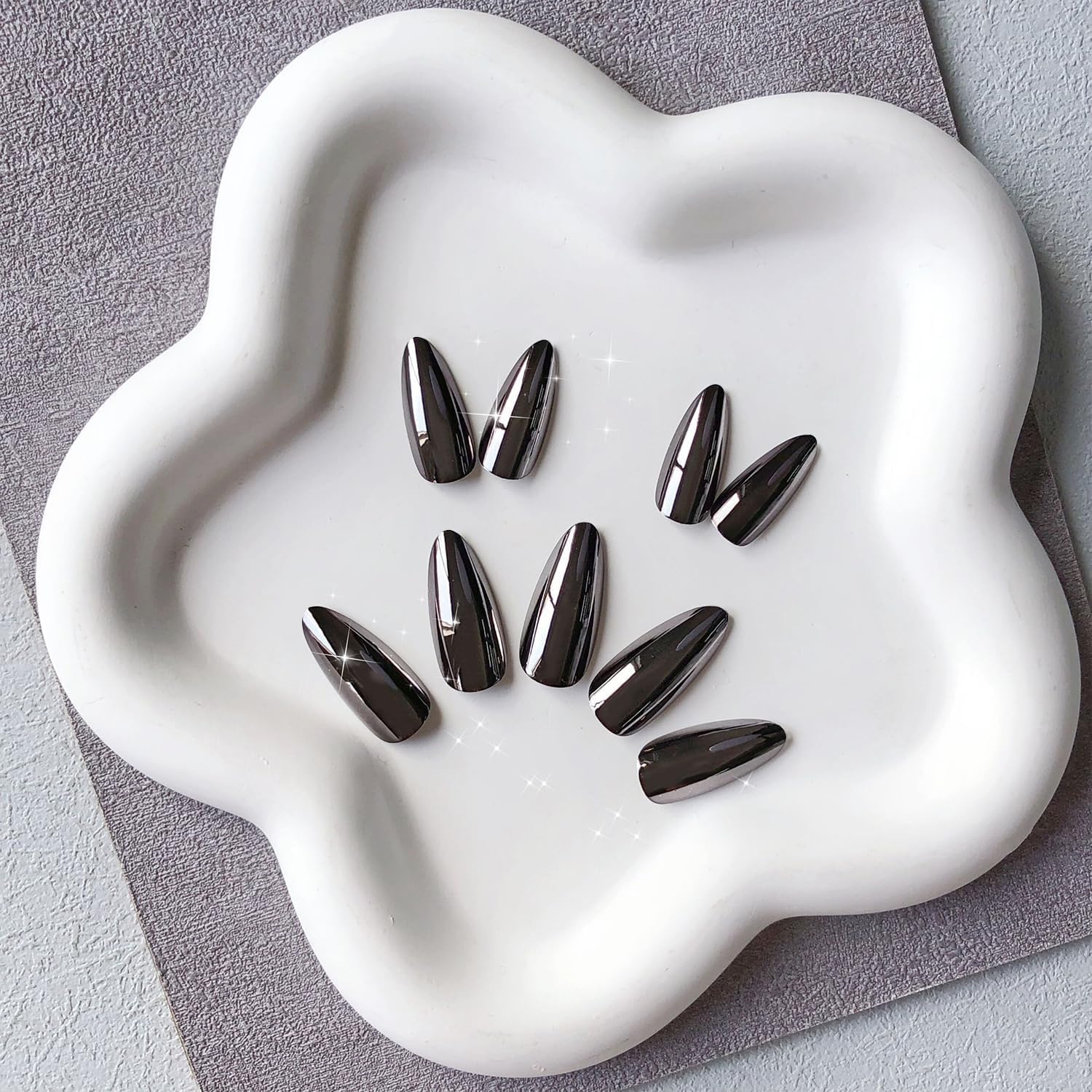 Ongles press KQueenest adhésif facile pour une pose rapide.