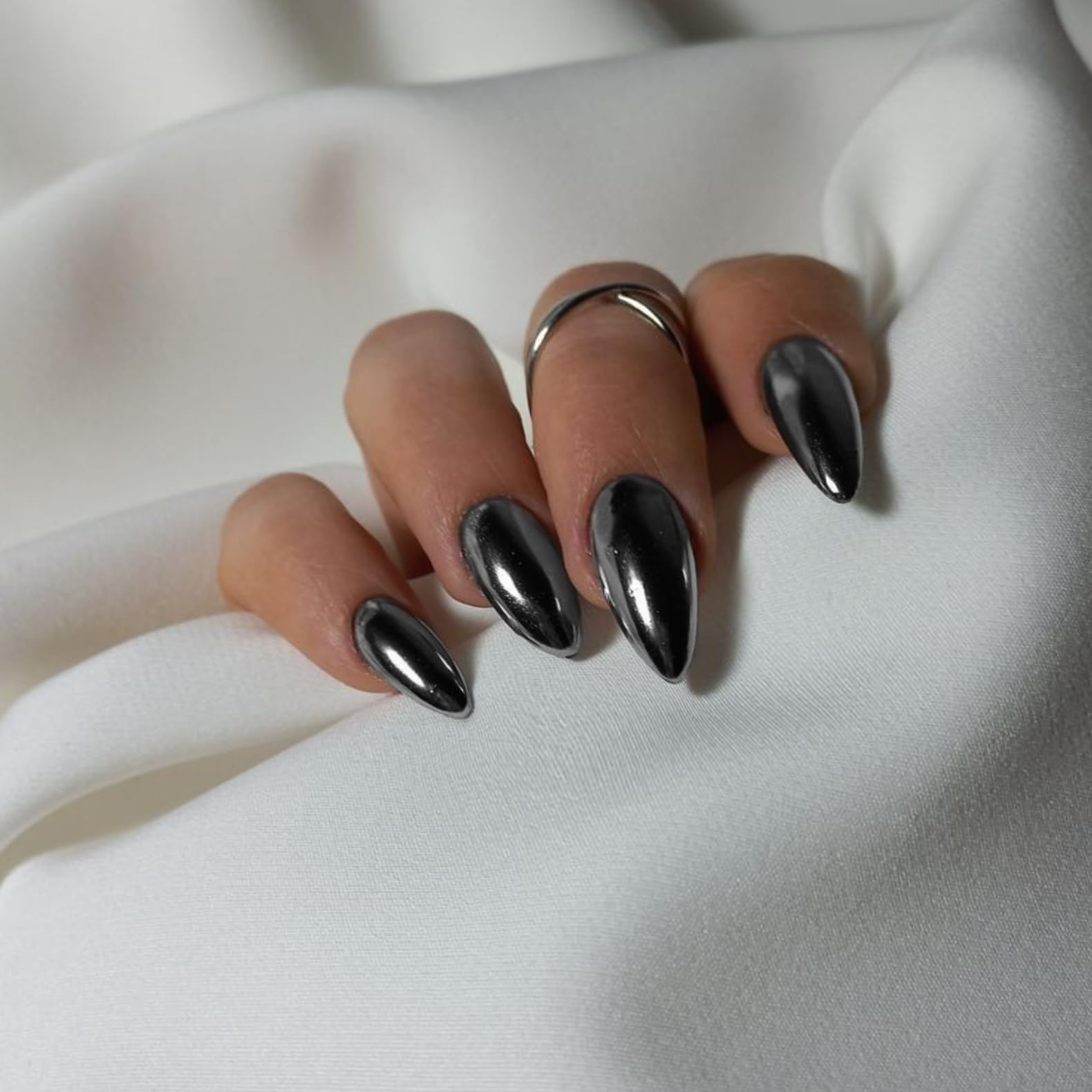 Ongles KQueenest design bling métal brillant pour un look audacieux.
