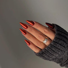 KQueenest effet miroir sur ongle stiletto, éclat captivant sous lumière naturelle.