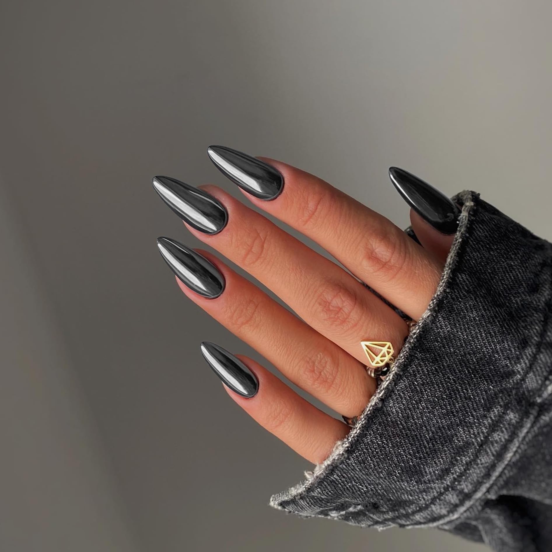 Ongles press KQueenest Smoky Grey Chrome Almond Medium pour éclat quotidien.