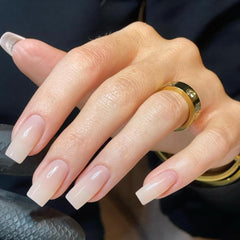 KQueenest ongles presse couleur chair naturelle, forme carré moyen, usage quotidien sans effort.