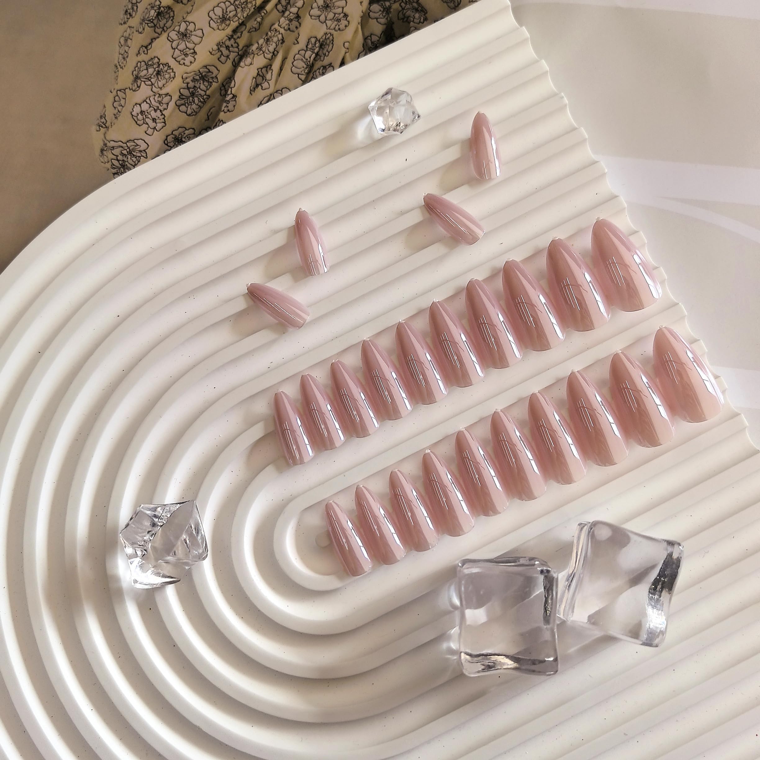 KQueenest ongles stiletto glam, style élégant pour soirée ou événement.