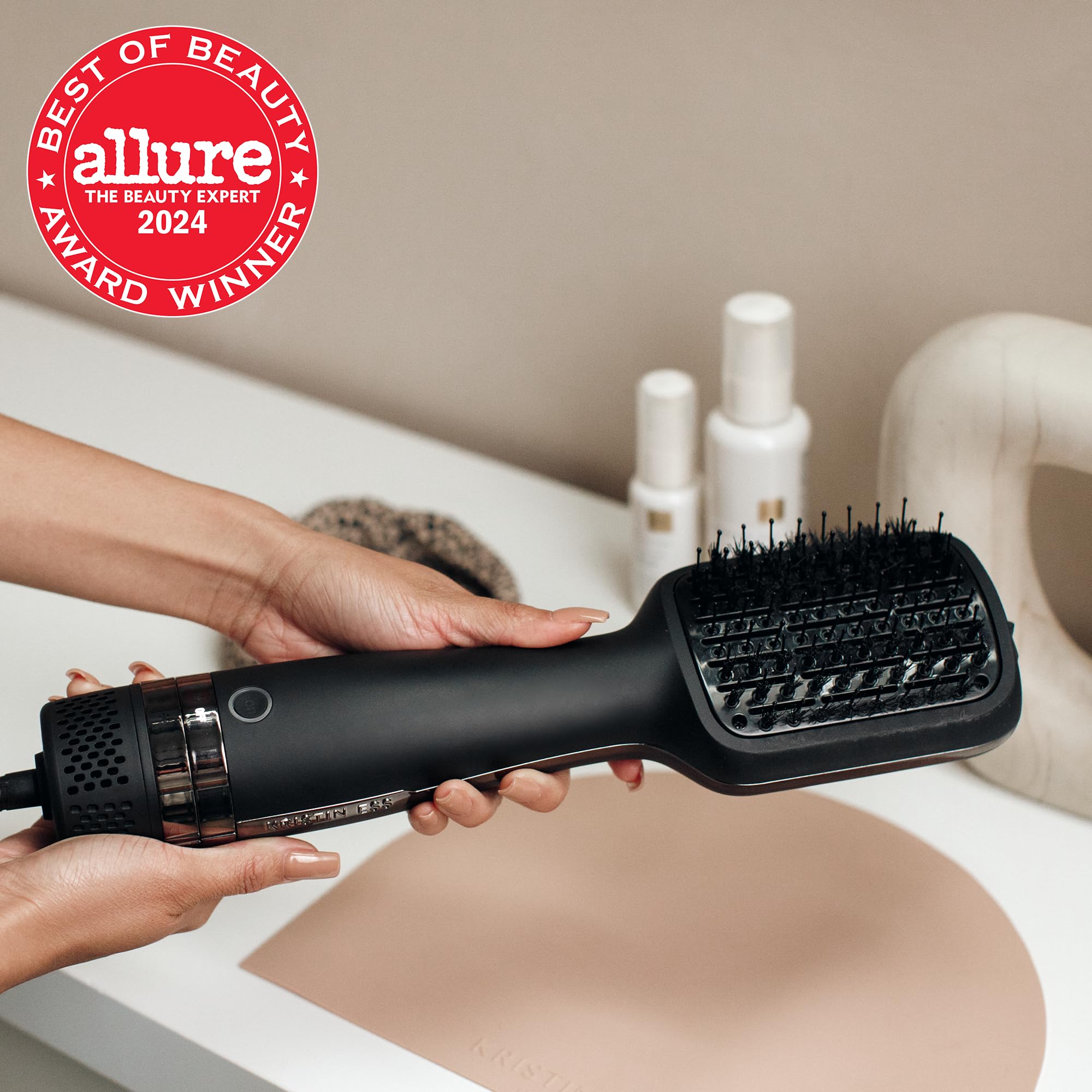 Brosse Kristin Ess avec bouton froid pour fixer le style après séchage.