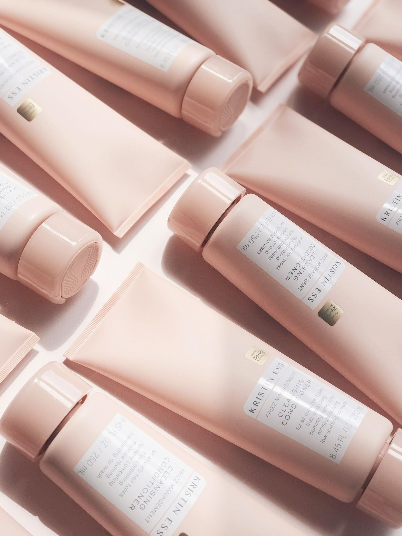 Compatibilité couleur et kératine, routine capillaire polyvalente.