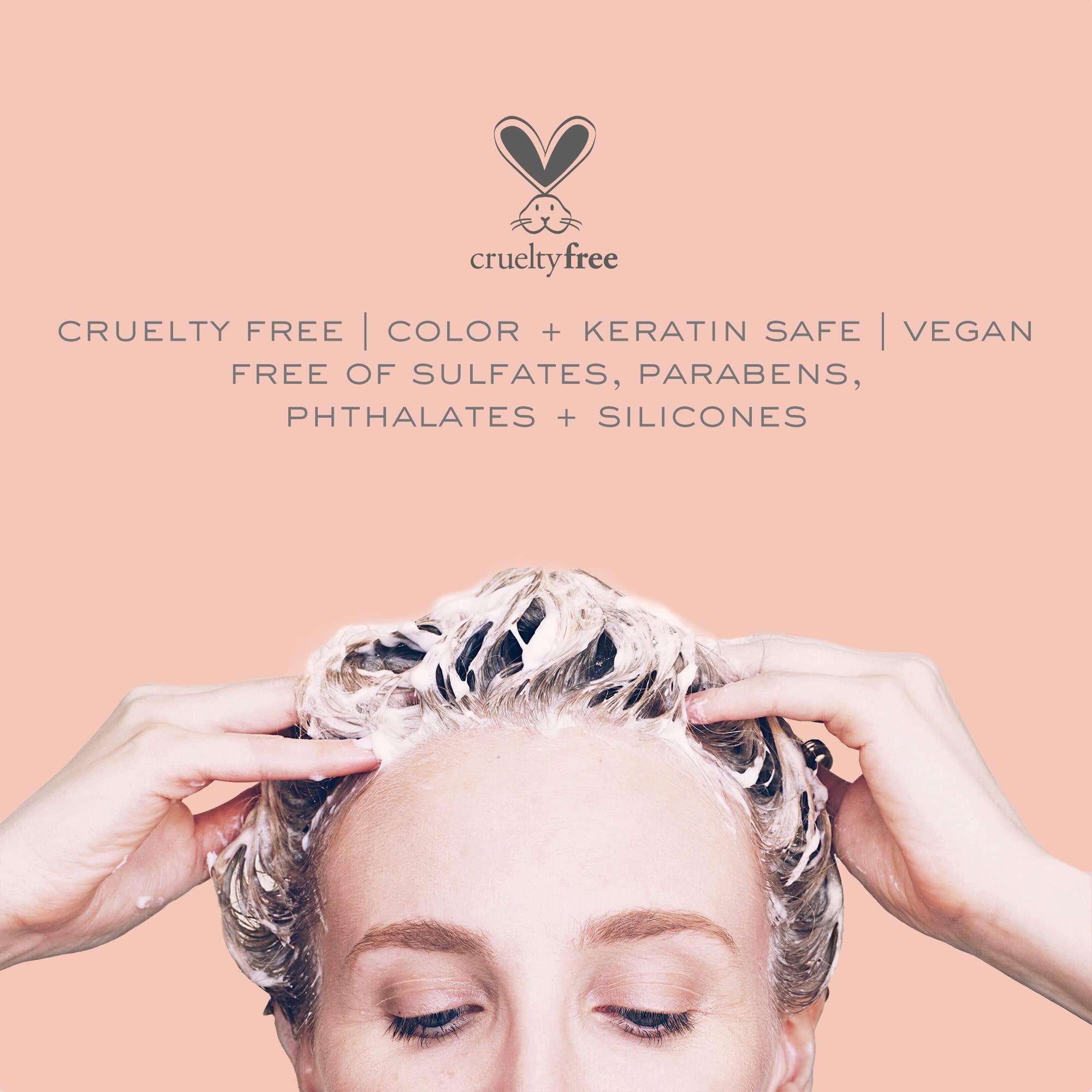 Mains tenant le shampoing Kristin Ess Extra Doux, mousse légère.
