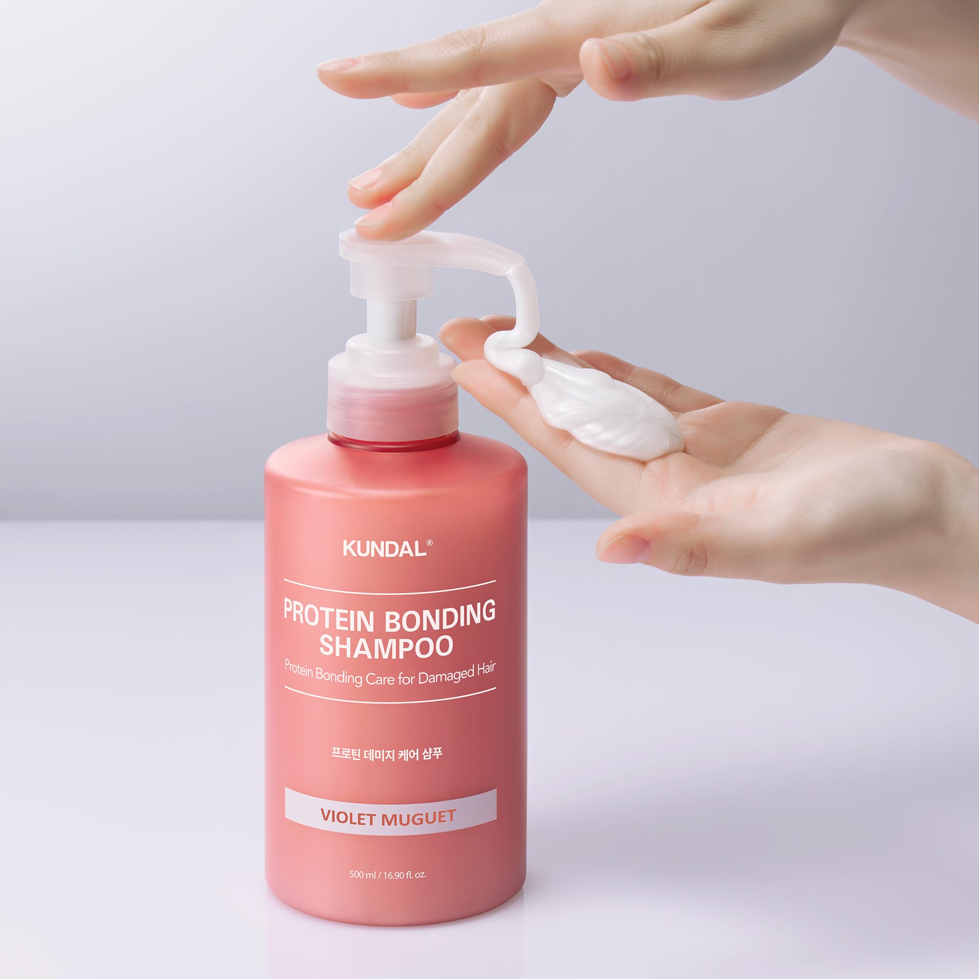 Routine double soin KUNDAL pour cheveux renforcés et hydratés.