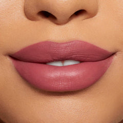 KYLIE kit lèvres Posie K, duo pratique pour créer un look velours.
