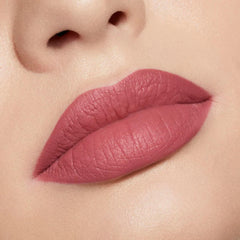 KYLIE Lip Liner ultra-crème, application fluide et contour durable.