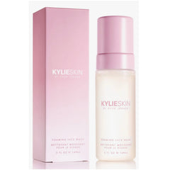 KYLIE SKIN mousse visage pompe, nettoyage efficace et douceur quotidienne.