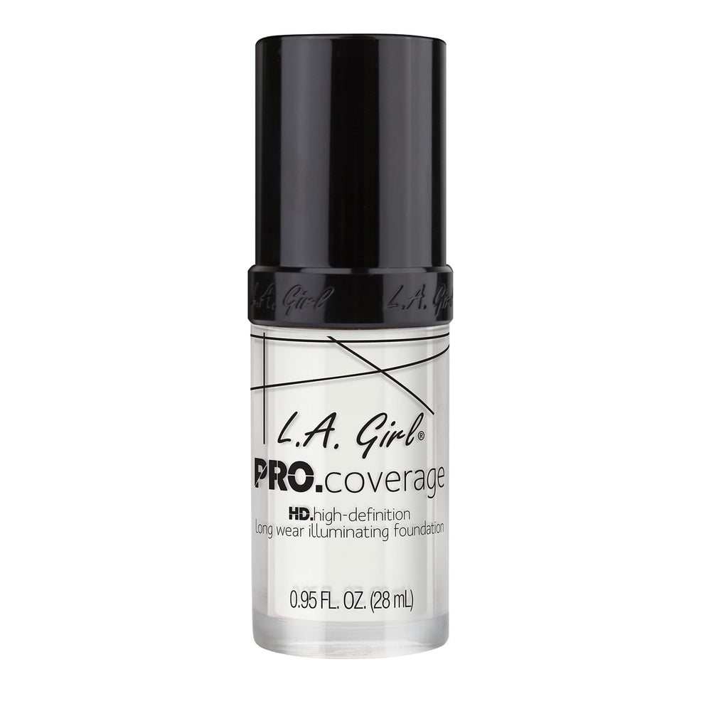 Application du fond de teint L.A. Girl Pro Coverage sur la peau, texture légère.