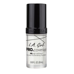 Application du fond de teint L.A. Girl Pro Coverage sur la peau, texture légère.