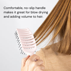 Brosse Siena massant légèrement le cuir chevelu pendant le brossage.