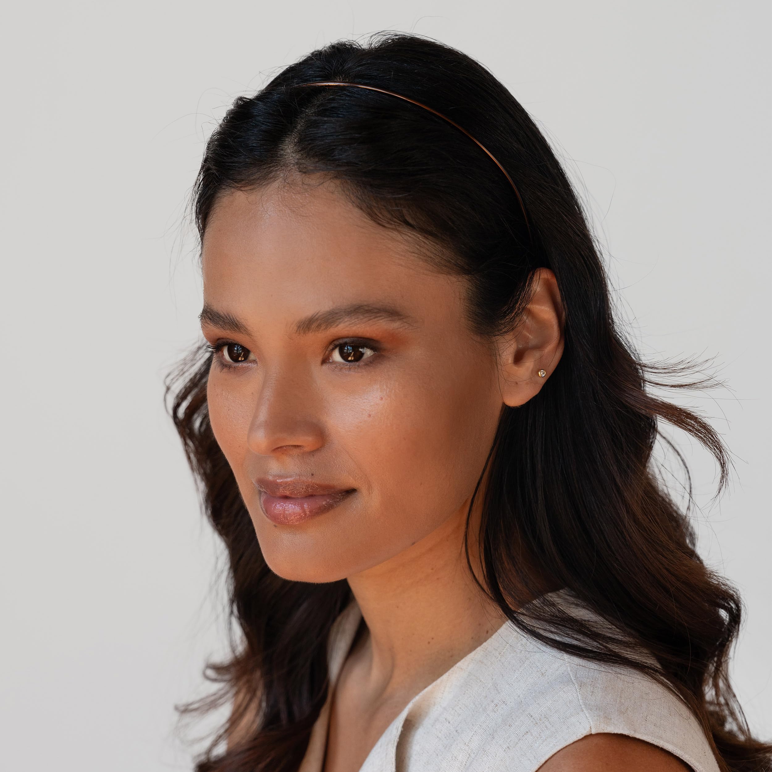 L. Erickson Twiggy Thin Headband tortue - porté sur cheveux pour un style quotidien chic.
