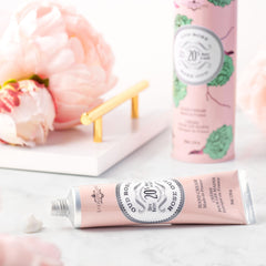 Texture riche de La Chatelaine Crème Mains Karité pour hydratation.