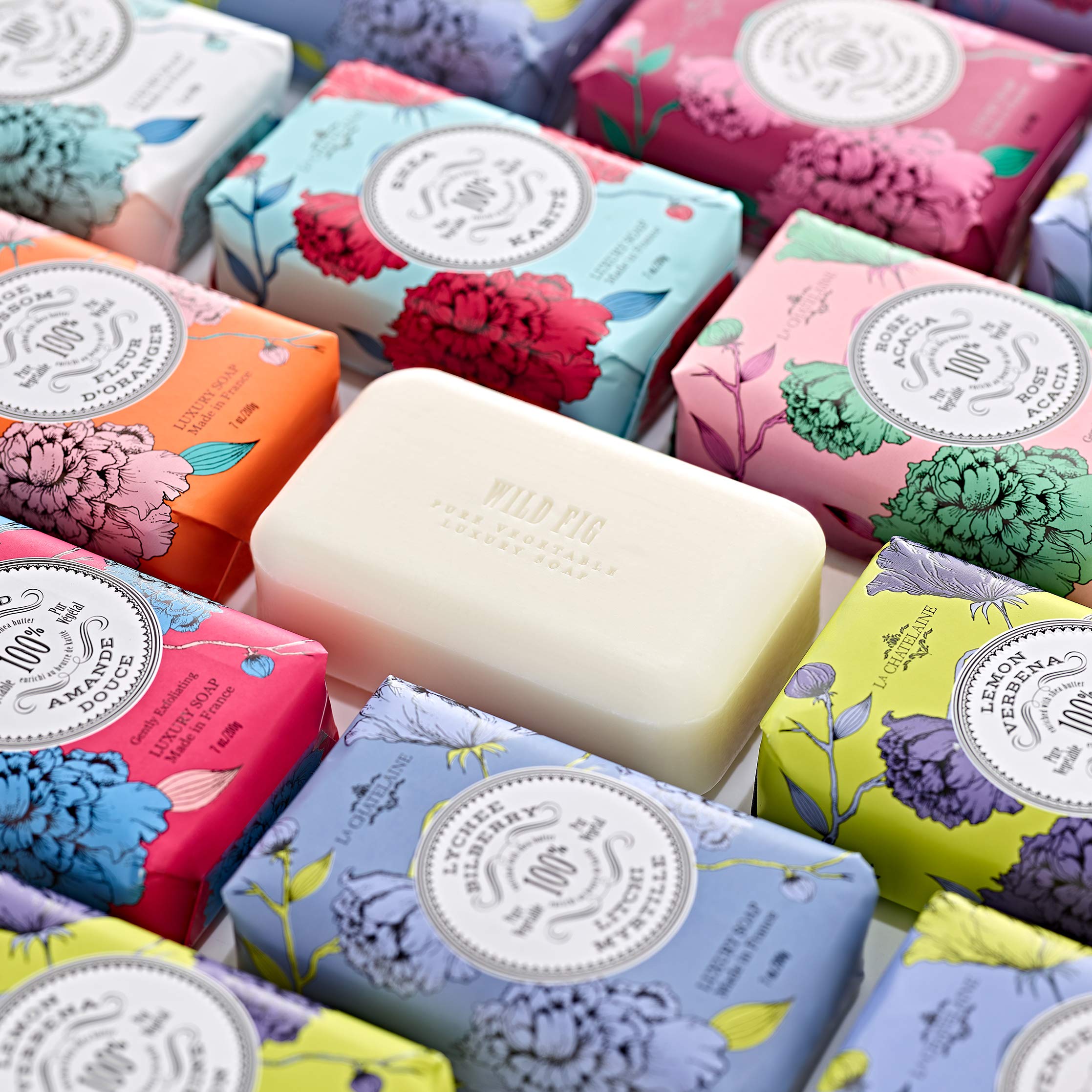 Mousse luxueuse du savon La Chatelaine figue sauvage pour une hydratation douce.